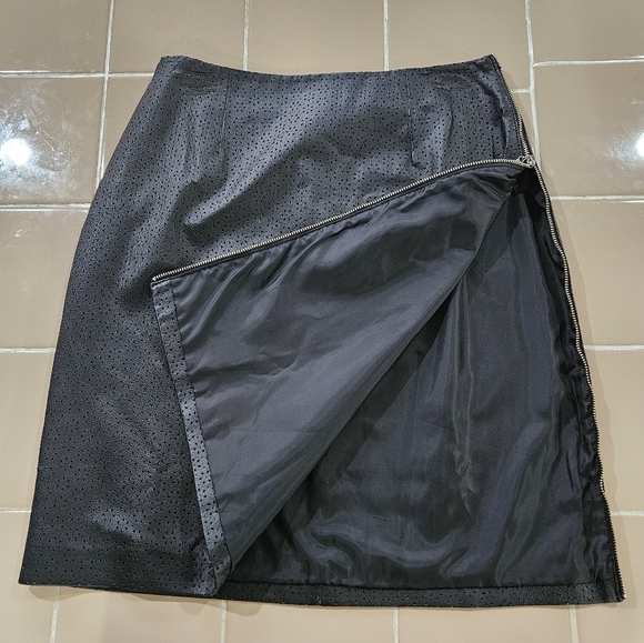 Vintage Bagatelle 100% leather high waisted knee-length skirt. Size 8. - Picture 3 of 7